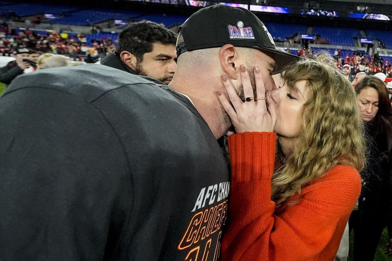 VIDEO. Kansas City mag opnieuw om Super Bowl strijden: Travis Kelce en Taylor Swift eisen de aandacht op | Het Belang van Limburg Mobile