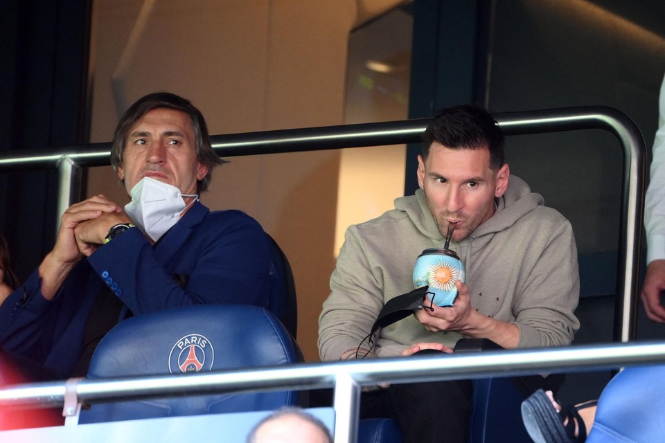 Lionel Messi geniet op de tribune van een mate thee. Voor zover geweten is dat wel nog een toegelaten drank. 