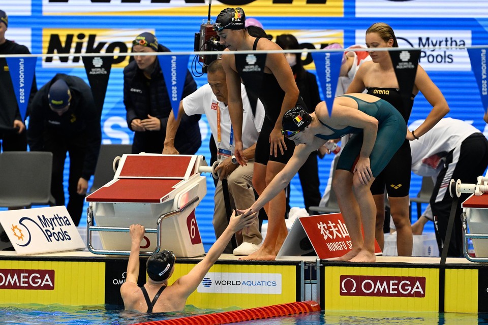 Op de slotdag van het WK zwommen de Belgische vrouwen naar een nationaal record op de 4x100m wisselslag. Een lichtpuntje.