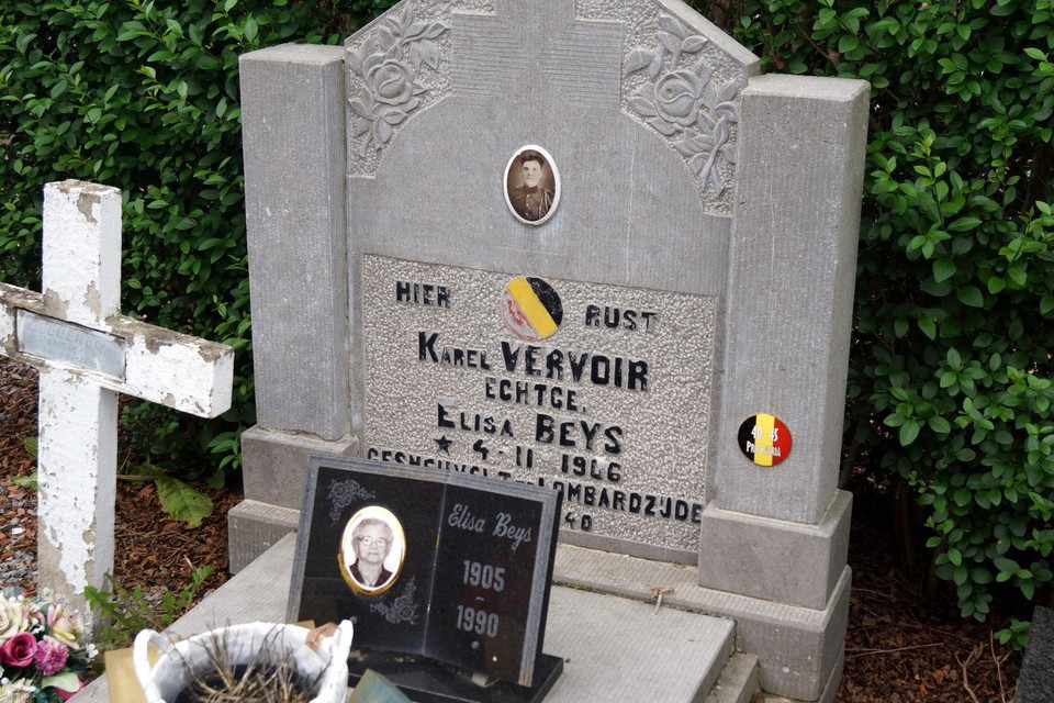 Om Karel Vervoir en de andere gerepatrieerde gesneuvelden niet te vergeten, werd een gedenkplaatje met opschrift ‘Pro Patria’ op hun graf geplaatst. 