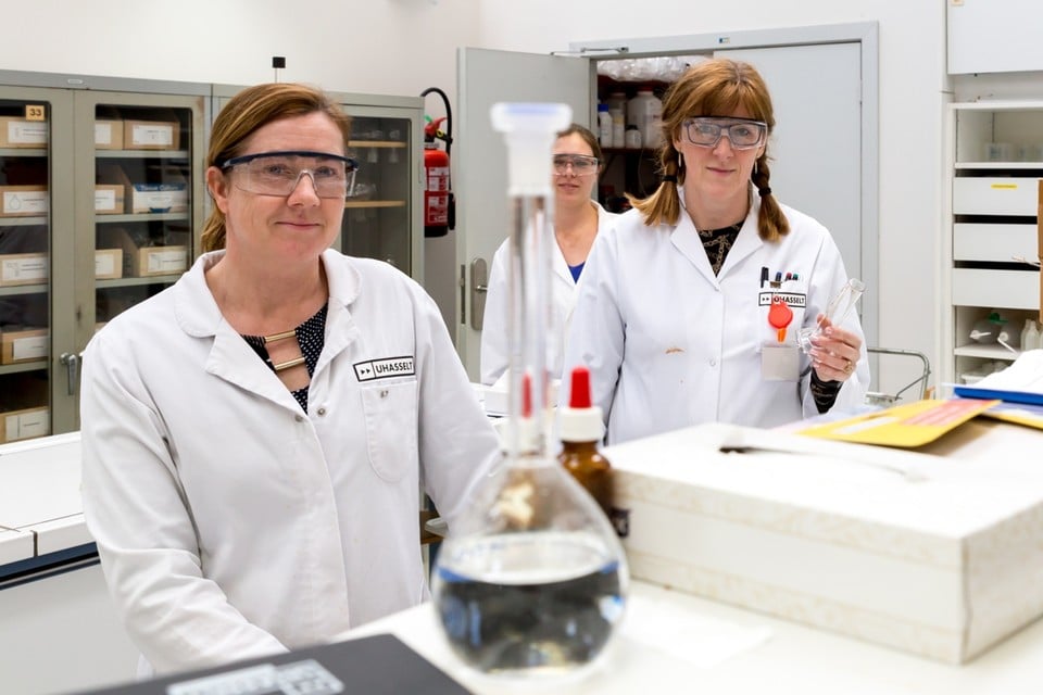 Drie medewerkers van de UHasselt maken met de stoffen die nog voorradig zijn in de labo’s alcoholgel voor een groep woon-zorgcentra. 