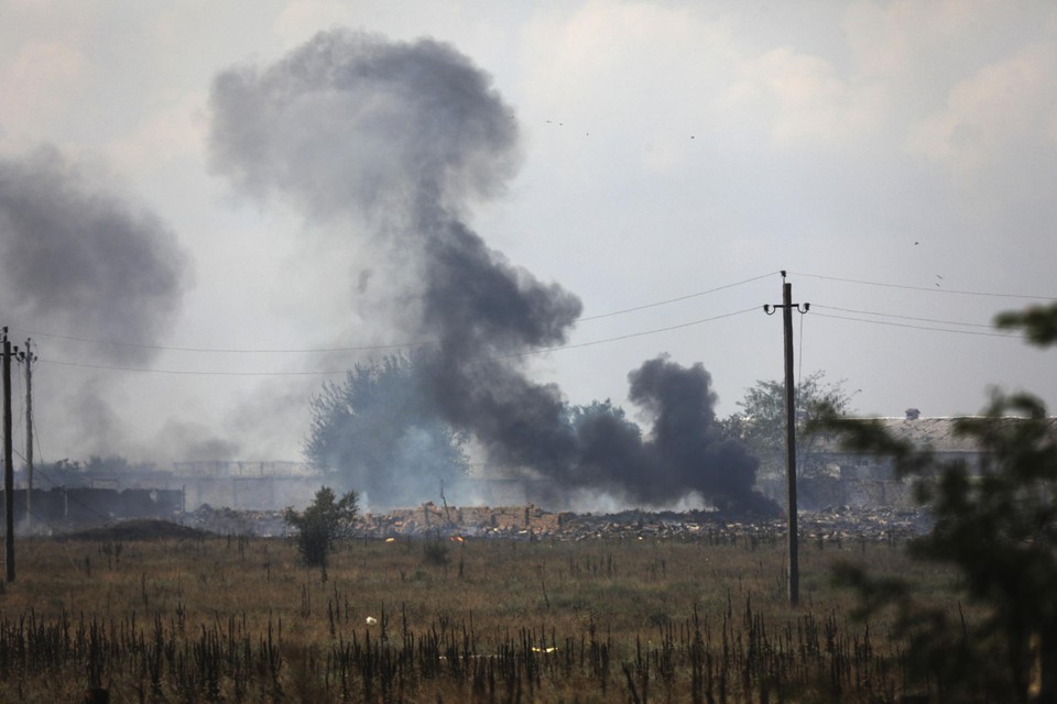 Rook steeg gisteren op uit een getroffen munitiedepot van het Russische leger nabij Dzjankoj, op de Krim. Tweeduizend inwoners moesten worden geëvacueerd. 