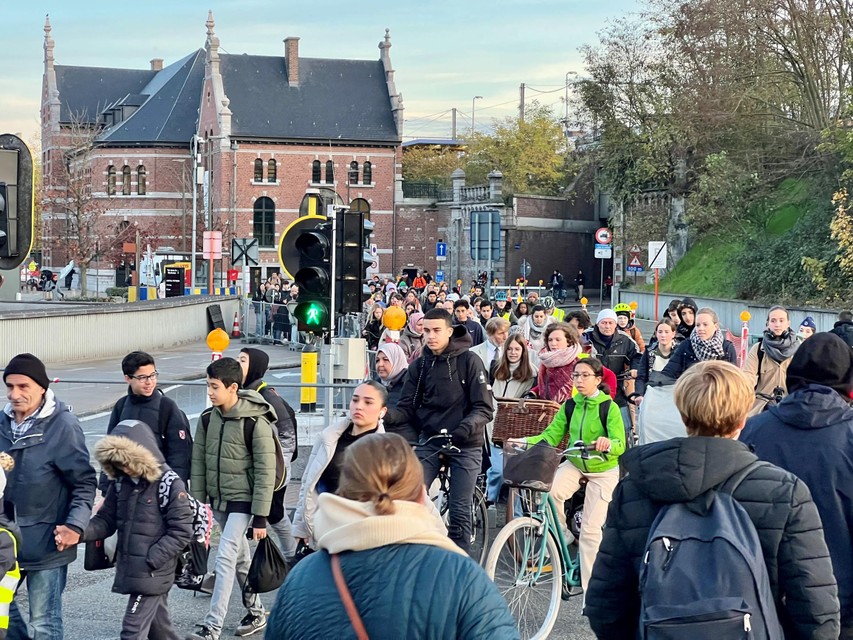 Een stroom fietsers en voetgangers beweegt zich richting binnenstad. 