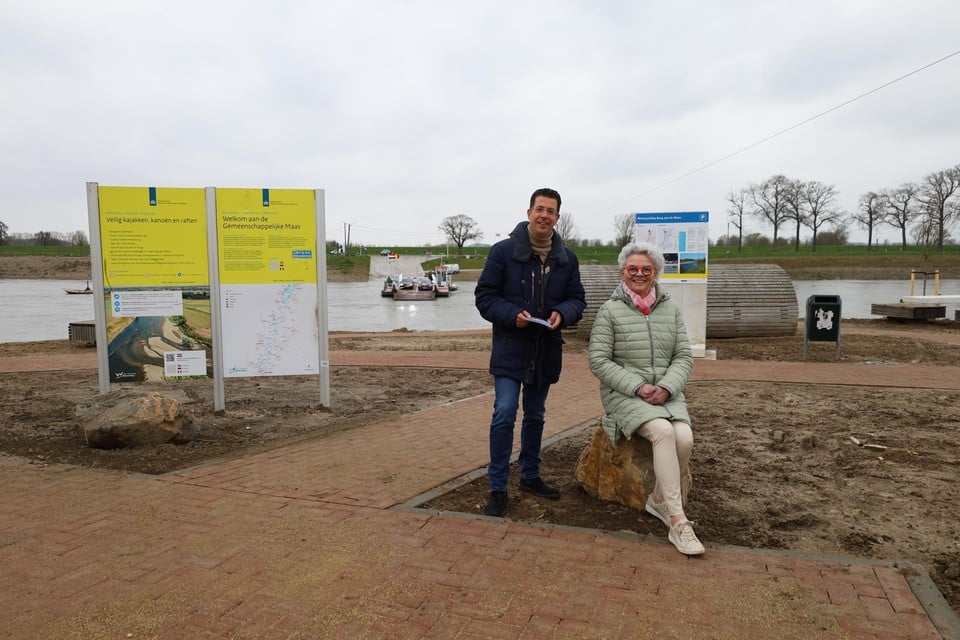 Bram Lemmens en wethouder Gina Van Mulken van de gemeente Stein op het nieuwe plein aan de Maas.