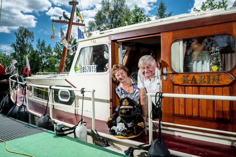 Maria Janssens (80) en Jan Van Broekhoven (81) uit Mol in hun boot ‘Karin’, genoemd naar hun overleden dochter. Haar knuffelaapje is de mascotte.  