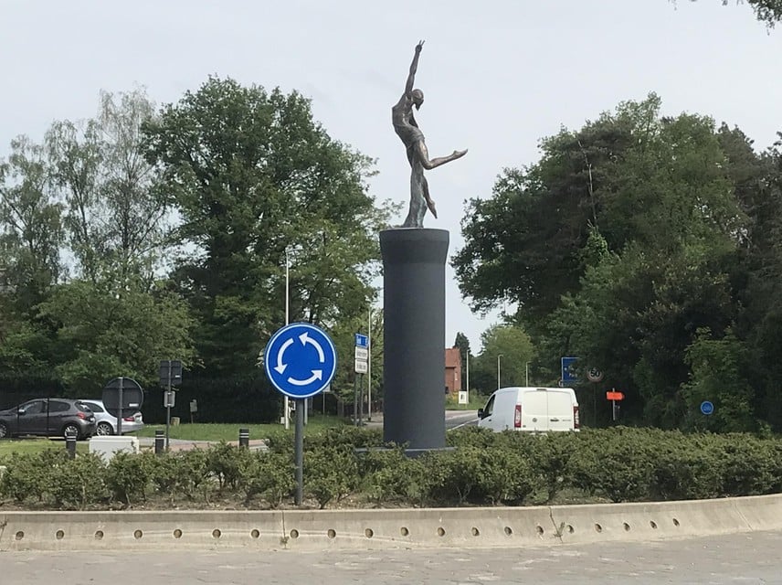 Het beeld werd geplaatst op de nieuwe rotonde tegenover het kerkhof in Houthalen, op amper 300 meter van het huis van de kunstenaar.