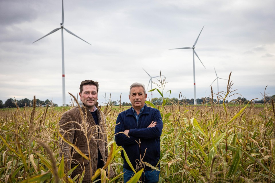 Kristof Schiepers (links): “Mijn voorstel is dat de gemeente zelf investeert in een windmolen en een maatschappij zoekt voor de exploitatie. Die moet dezelfde hoeveelheid stroom aan onze inwoners geven zodat ze een basispakket hebben.”  