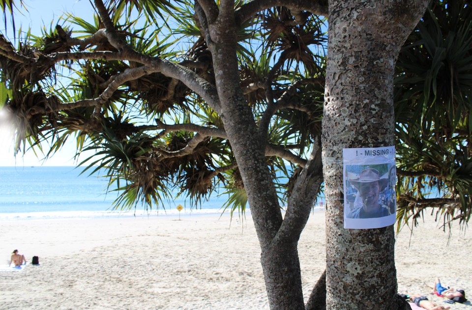 Kort na Théo’s verdwijning werden overal in Byron Bay posters met zijn foto opgehangen. Nu bereidt de lokale gemeenschap een campagne voor om de beloning voor cruciale informatie onder de aandacht te brengen. 