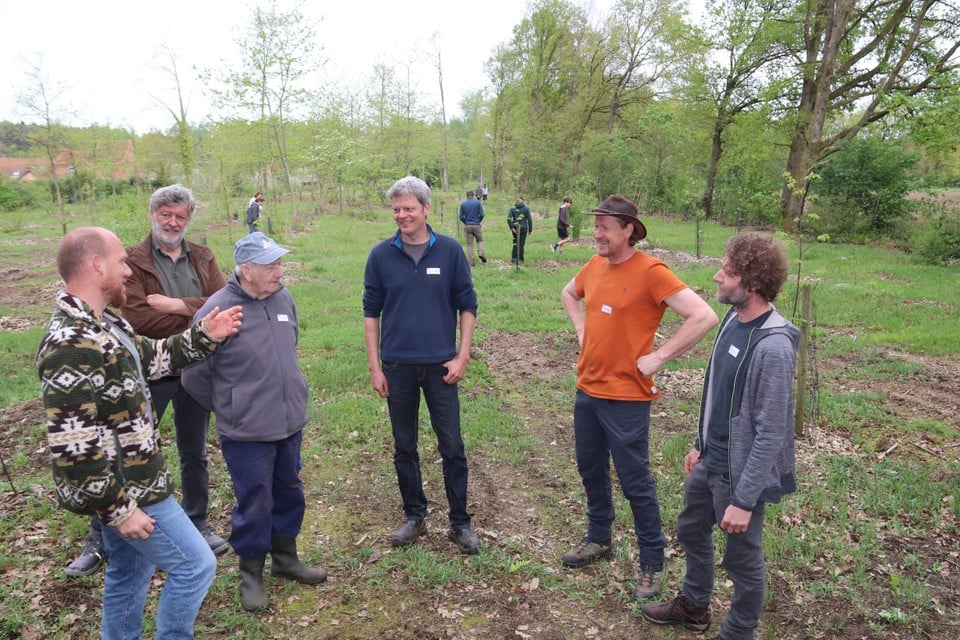 “In deze zone zijn vooral struiken aangeplant”, vertelt Maarten Gelders (uiterst links) aan de coöperanten.