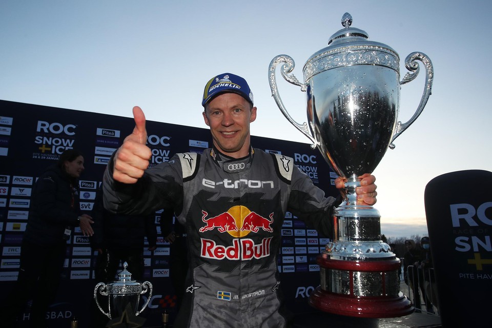 Mattias Ekström met de trofee van de Race of Champions