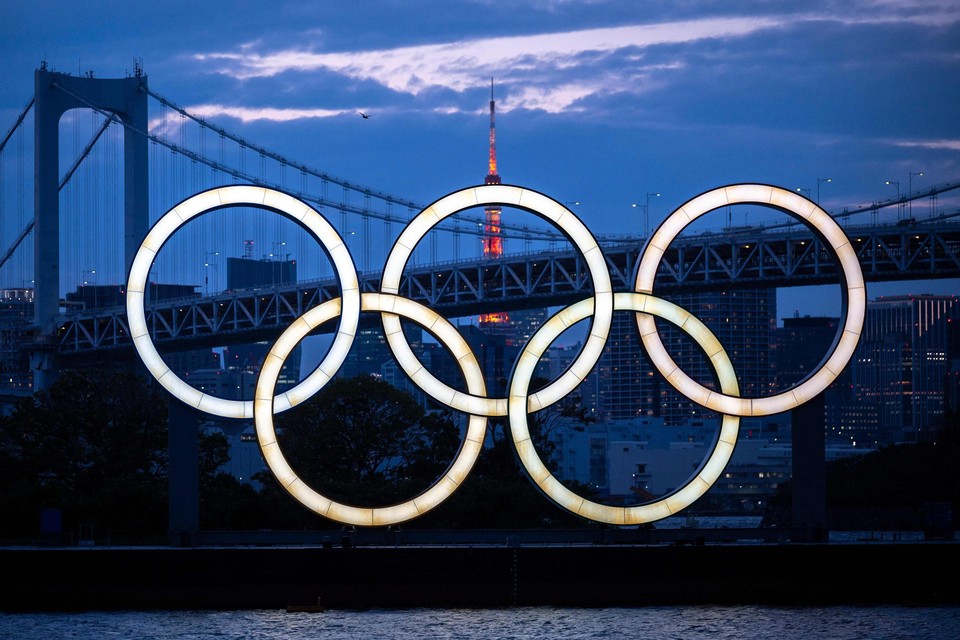 De olympische ringen in de haven van Tokio. 