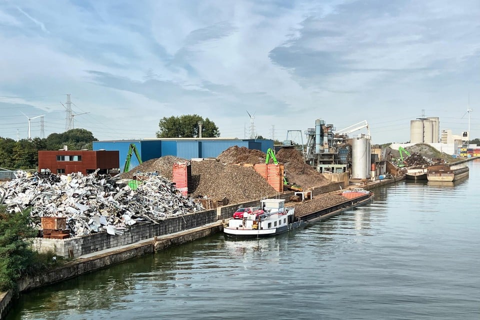 Stevens Recycling kreeg een kwalijke reputatie door frequente en soms aanhoudende branden op de site aan het kanaal in Genk-Zuid.