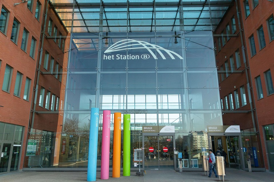 De UGent gaat zo’n 100 studentenkamers huren in een gebouw bij het station van Brugge. 