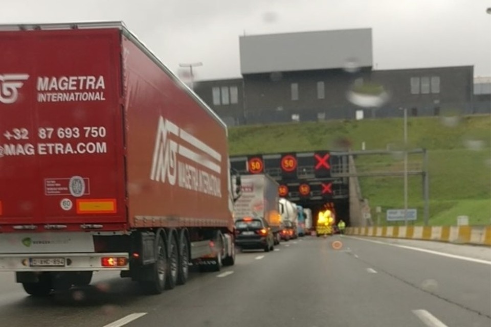 Een kop-staartaanrijding tussen drie vrachtwagens zorgt dinsdagmiddag voor verkeershinder in en rond de Kennedytunnel in Antwerpen. 
