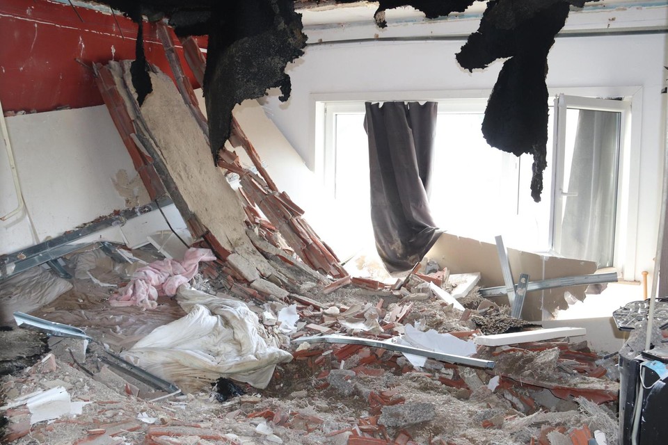 De slaapkamer op de verdieping werd in een puinhoop herschapen.