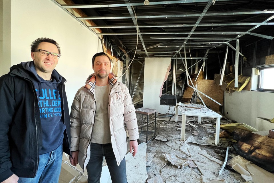 Medevennoten Ivano Galasso (rechts) en Nick Vanschouwbrouck in hun vernielde boekhoudkantoor Lytho.