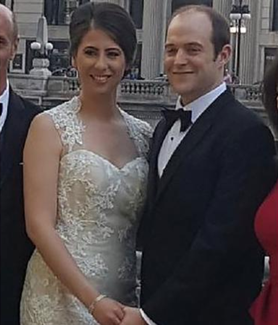 Irina en Kevin McCarthy bij hun huwelijk. 