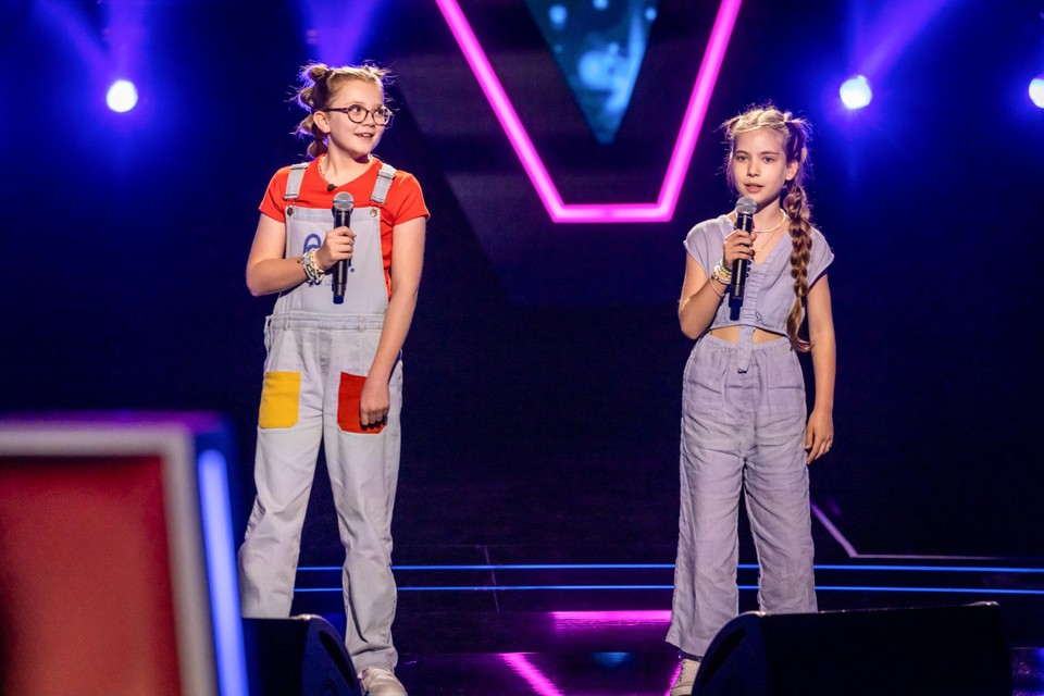 Fien Geuns (11, links) en Nina Gysen (10) op het podium van ‘The Voice Kids’.