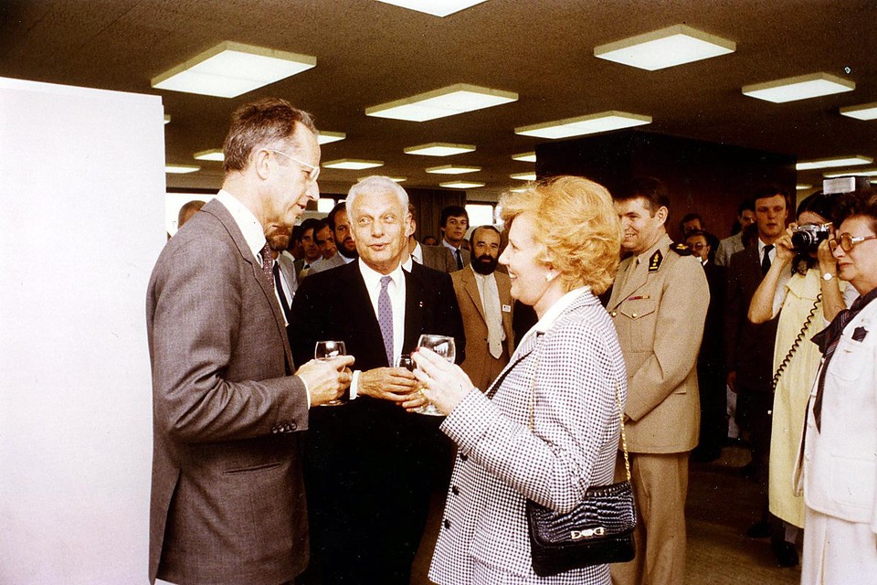 Koning Boudewijn in gesprek met Jan en Tony Baert tijdens een bezoek aan Concentra/Het Belang van Limburg in 1983.