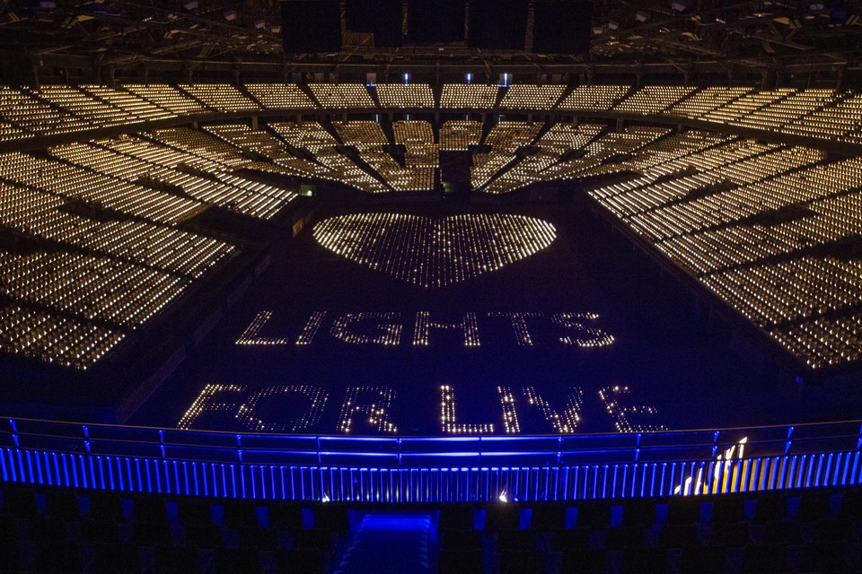 Een beeld van de solidariteitsactie ‘Lights for life’ in het Sportpaleis. 
