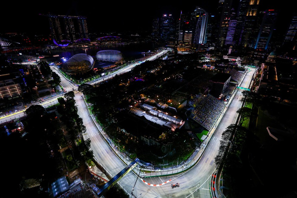 Max Verstappen in de fraai verlichte straten van Singapore.  