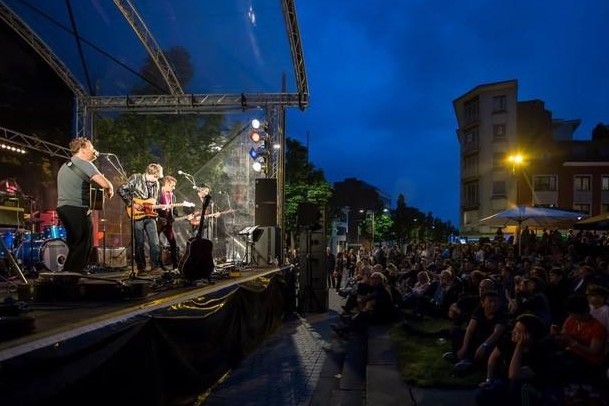 Live bands, drankjes en een gezellige sfeer: dat is het concept van Live in Hasselt. 