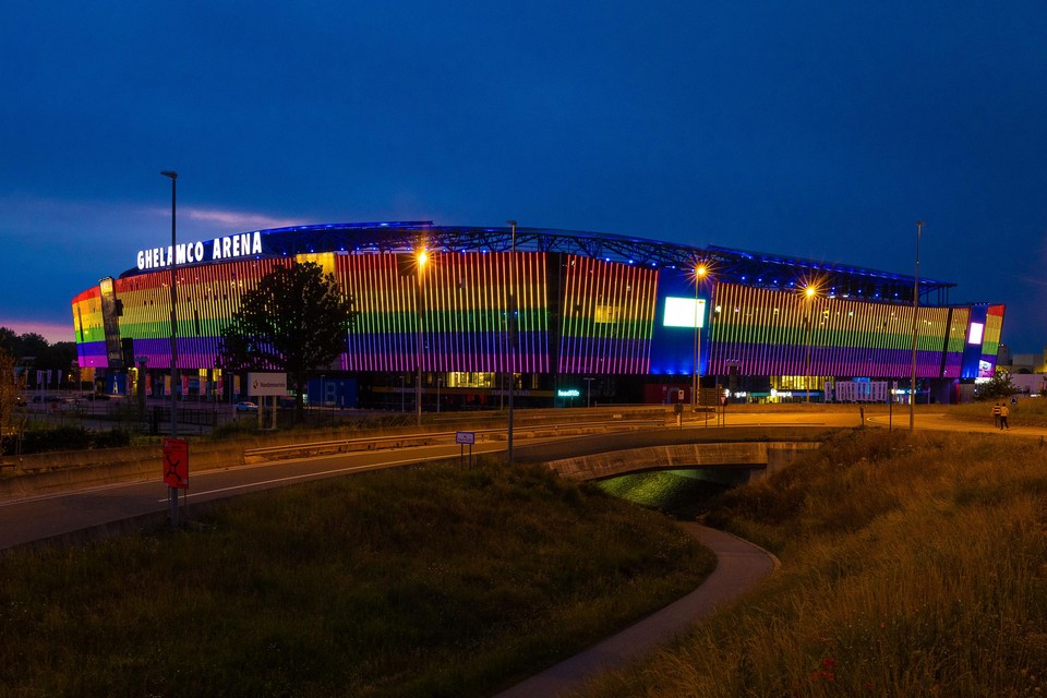 Als reactie op het verbod om de Allianz Arena in München te verlichten met regenboogkleuren deed de Ghelamco Arena in Gent dat wél. 