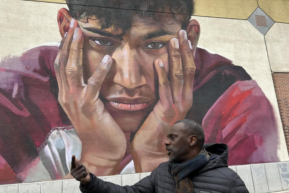 Papis Dia bij het gigantische graffitikunstwerk van Sanda in het centrum van Leuven.
