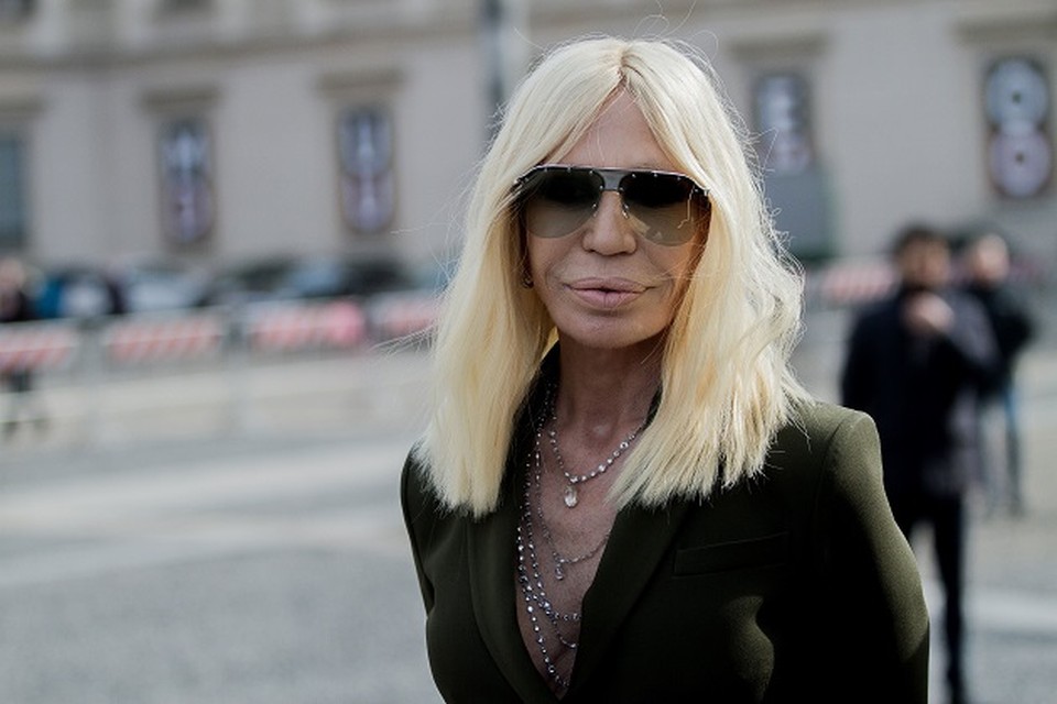 Me oor Het strand Donatella Versace: “Homoseksuele ontwerpers maken geen kleren voor echte  vrouwen” | Het Belang van Limburg Mobile