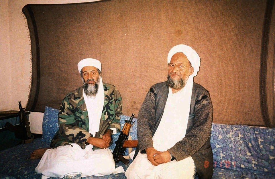 Ayman al-Zawahiri (rechts) was adviseur van Al Qaeda-leider Osama bin Laden (links), en volgde hem op na diens dood. 