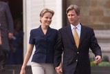 thumbnail: In 1999 stelt Prins Filip zijn verloofde Mathilde d'Udekem d'Acoz voor op het  Kasteel van Laken.