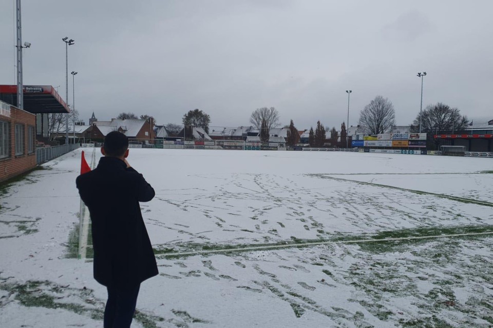 Ondanks het werk van vrijwilligers om het veld sneeuwvrij te maken, werd de wedstrijd tussen Sint-Eloois-Winkel en THES uitgesteld.