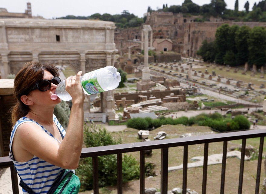 Even hydrateren aan het Forum Romanum. In Italië is in tien steden het hitte-alarm afgekondigd.
