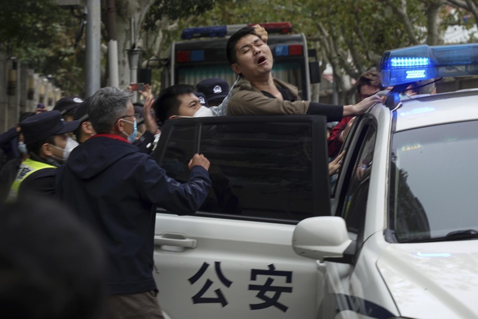 Tijdens protestacties in China, zoals hier in Shanghai, werden al verschillende demonstranten opgepakt. 