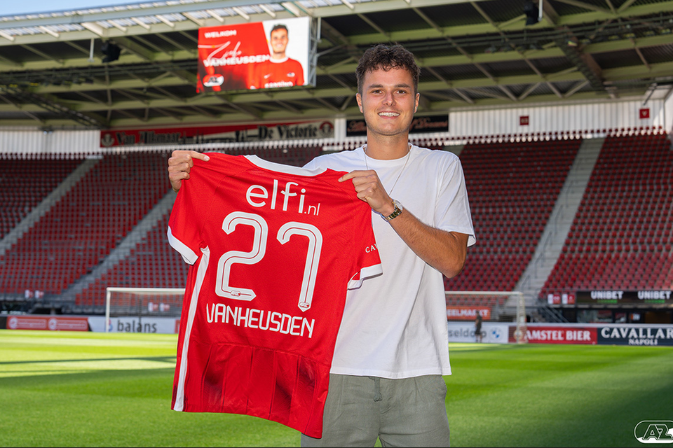 Zinho Vanheusden poseert met het shirt van zijn nieuwe club. 