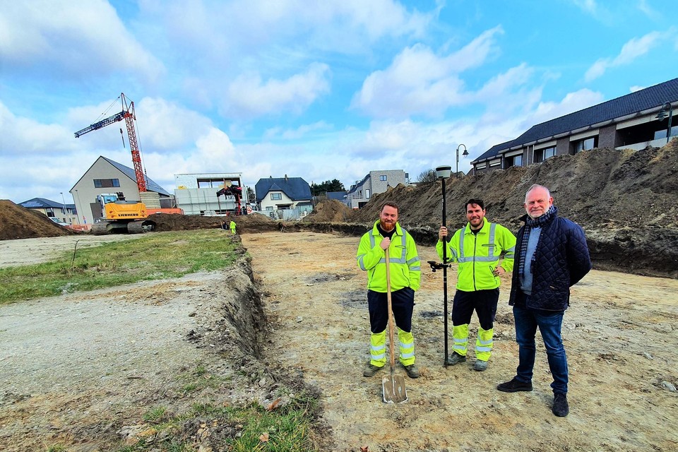 Directeur Paul Vliegen van vzw Sint-Barbara, bouwheer van het nieuwe woonzorgcentrum, volgt de archeologische opgravingen op de voet.  