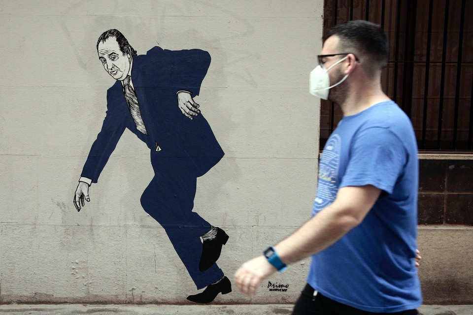     Een mural in Valencia van een weglopende Juan Carlos gemaakt door een street artist die zichzelf ‘El Primo de Banksy’ noemt. 