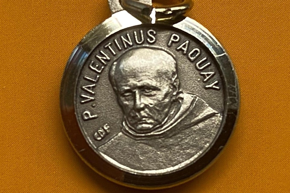Zo ziet de medaille van Maria Paula eruit. Vooraan staat een afbeelding van het Heilig Paterke, achteraan hangt een stukje stof van zijn kleed. 