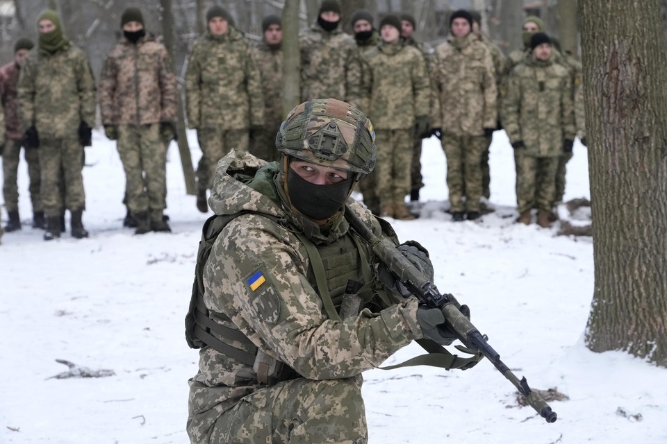 Oekraïense reservisten trainen in het stadspark van Kiev.  
