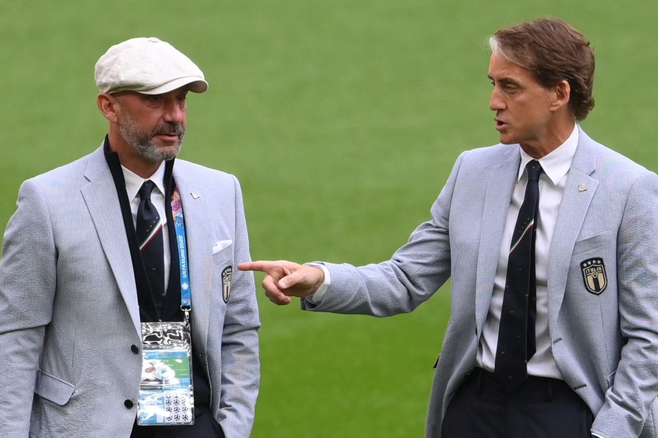 Gianluca Vialli (l) en Italiaans bondscoach Roberto Mancini tijdens Euro 2020. 
