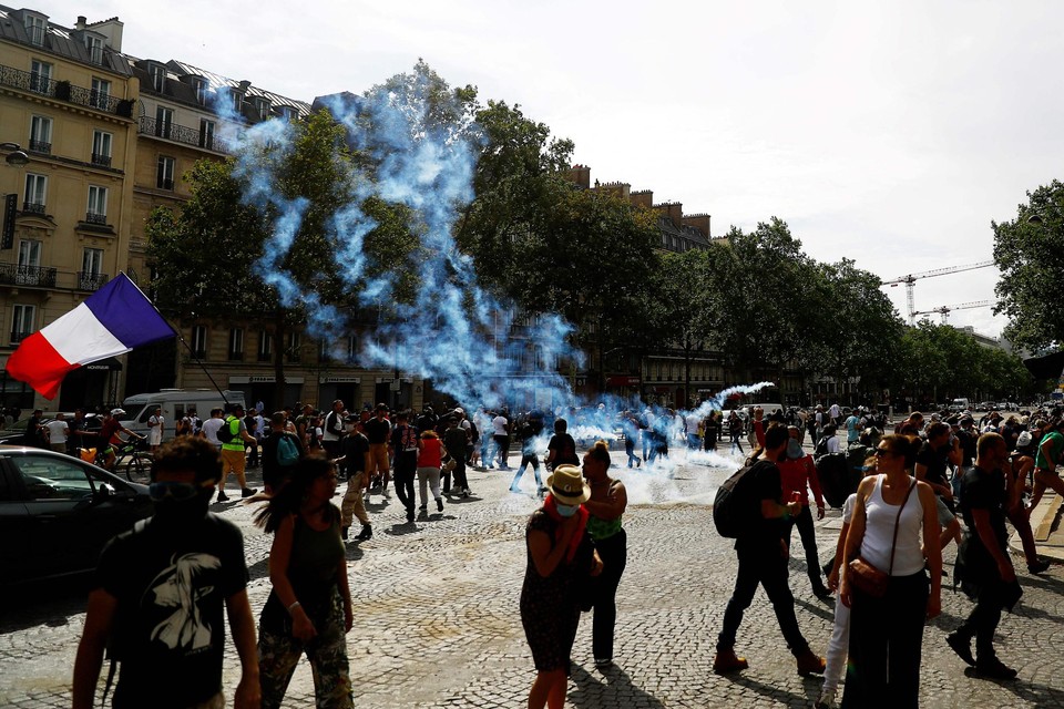 Afgelopen weekend werd opnieuw geprotesteerd tegen de coronapas. Op de Champs-Elysées zette de politie traangas in. 