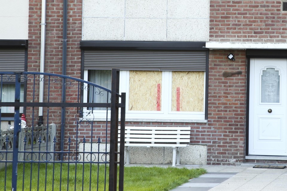 Speurders van de speciale eenheden sloegen dinsdagochtend de ramen  in van het huis van de 42-jarige bewoner aan de Thomas Boslaan. 