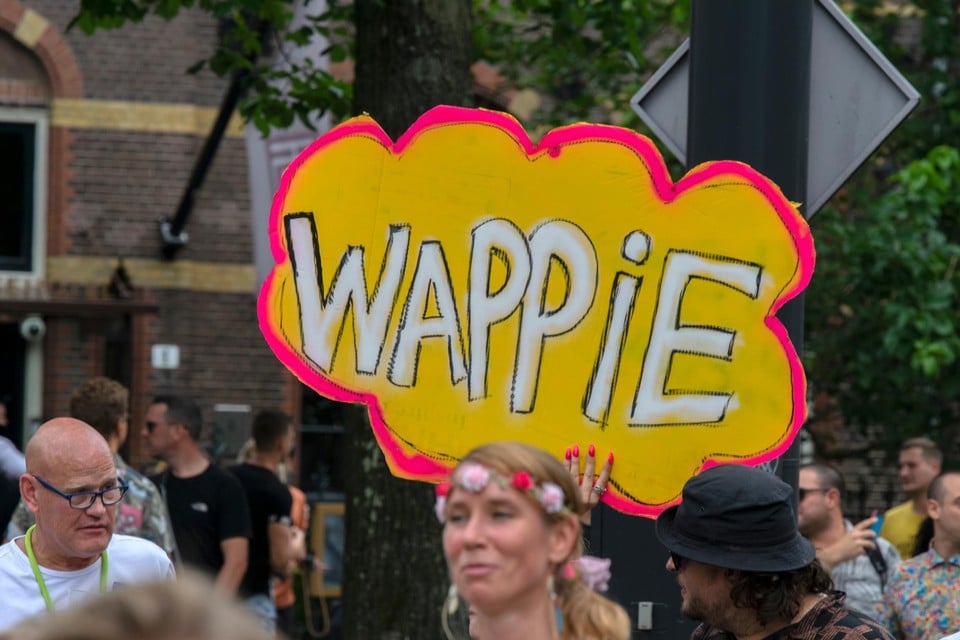 Soms wordt ‘wappie’ gebruikt als geuzennaam, zegt Onze Taal. Zoals hie rop een betoging in Amsterdam in augustus. 