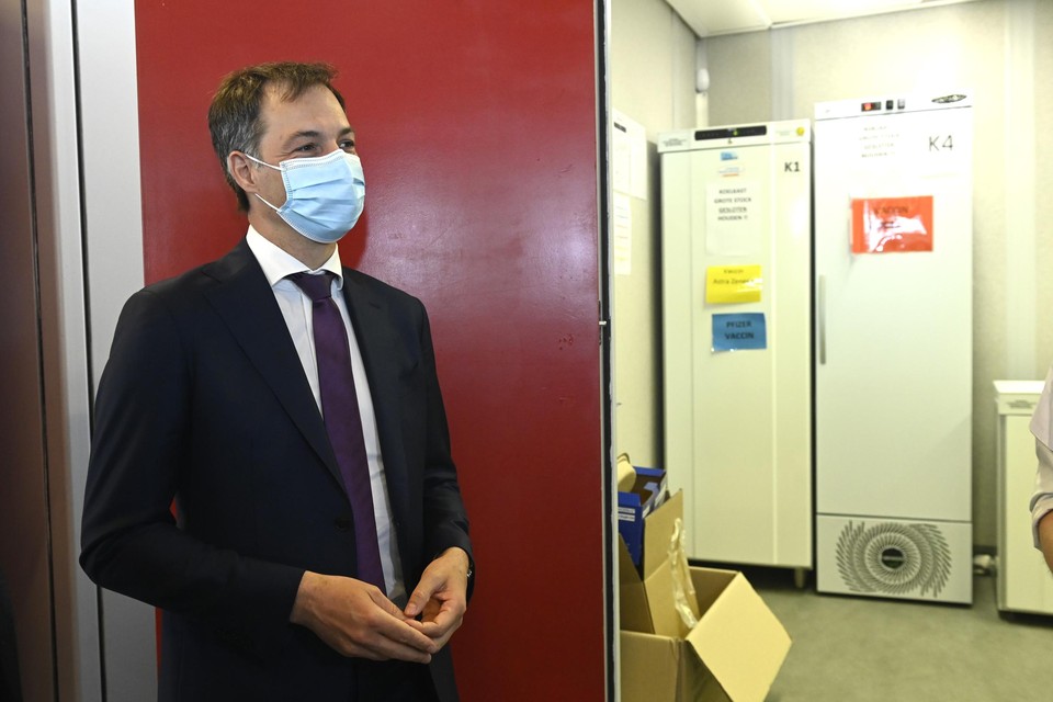 Premier Alexander De Croo bij zijn bezoek aan het vaccinatiecentrum van Flanders Expo in Gent. 