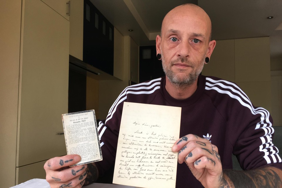 Tommy Vanrompay schonk een bidprentje en originele brieven van Rosalie Put aan de Lummense heemkring. 