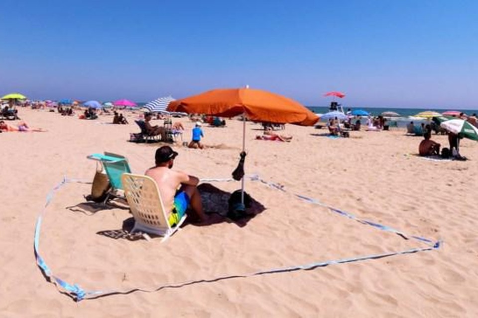 Zonnekloppers op het strand van Gandia, Spanje. 