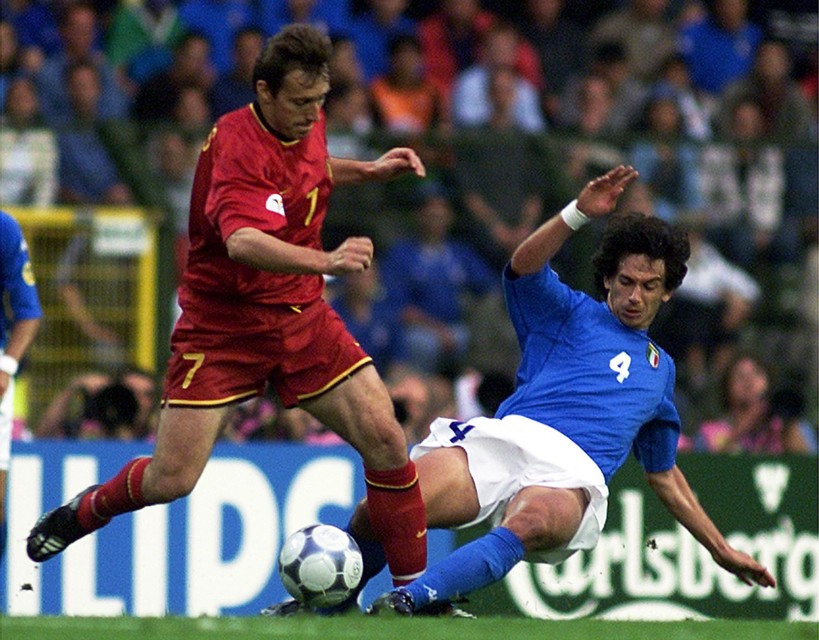 Demetrio Albertini in duel met Marc Wilmots op het EK 2000 