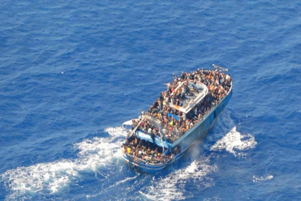Op deze foto, verspreid door de Griekse kustwacht, is te zien hoe elk plekje op het schip ingenomen was.