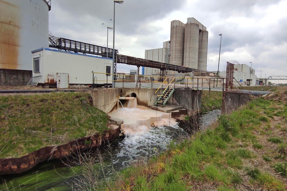 Nyrstar mag in Overpelt-Fabriek tot eind 2025 dagelijks afvalwater met duizenden kilo’s chloriden en sulfaten lozen die via de Eindergatloop in de Dommel terechtkomen.