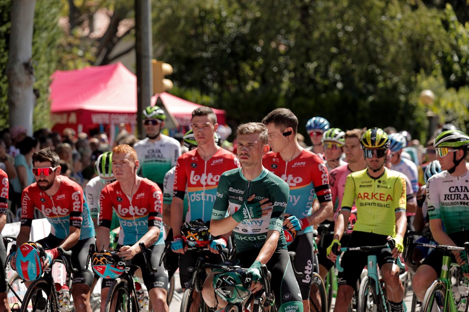 De ploegmakkers (Lotto-Dstny) van Tijl De Decker hielden   een minuut stilte voor aanvang van een rit in de Ronde Van Spanje.﻿
